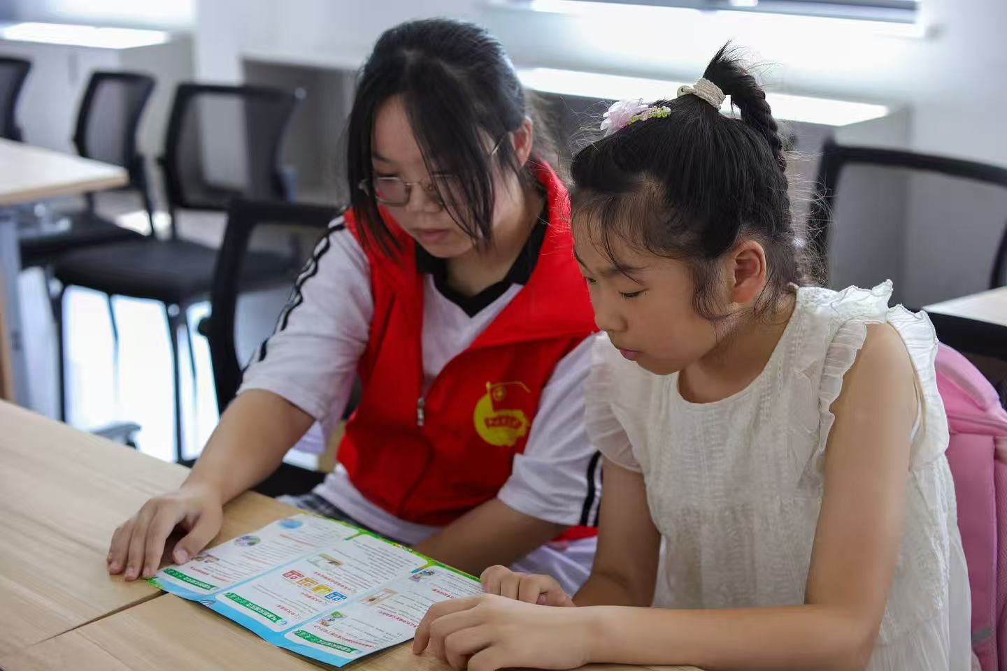 2025年7月21日于十方庵社区开展“萌娃学防灾:气象安全课堂童趣开讲”志愿服务活动,图为志愿者为儿童讲解宣传页中气象相关知识.jpg 2025年7月21日于十方庵社区开展“萌娃学防灾:气象安全课堂童趣开讲”志愿服务活动,图为志愿者为儿童讲解宣传页中气象相关知识.jpg